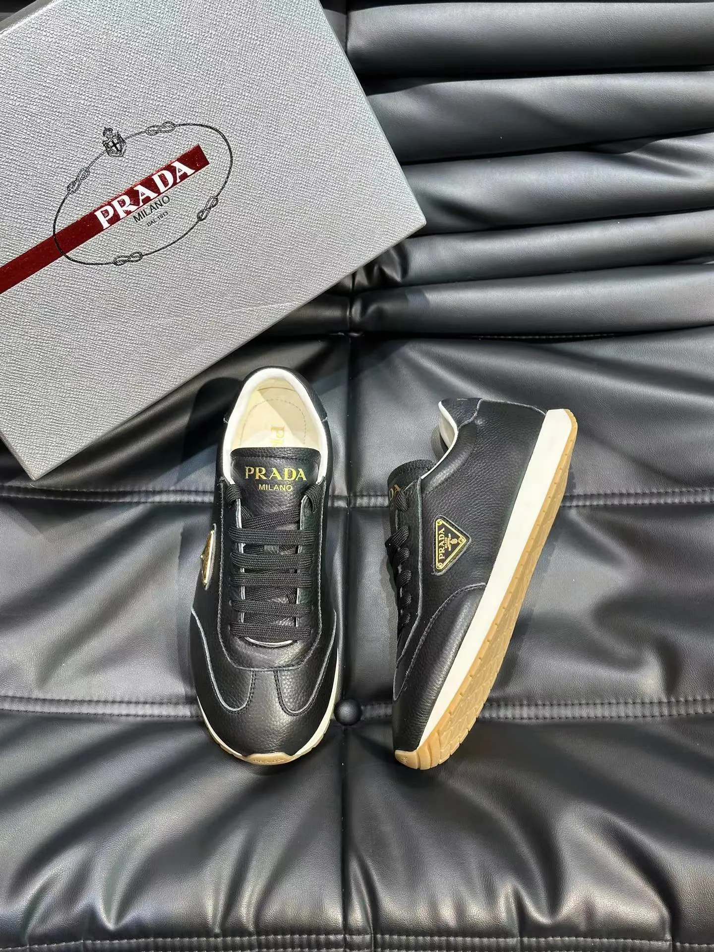 P400 38-45 Prada Prada’s new men’s leather sneakers, the highest version on the market, any comparison is welcome🆚! The original leather has excellent texture and is super high-end! Fetal sheep net lining imported from Italy, removable pad! Luxurious materials and fine workmanship, highly recommended!